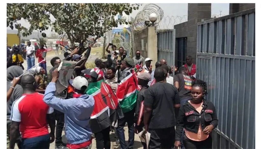 Pro-government supporters storm Standard Media Group headquarters
