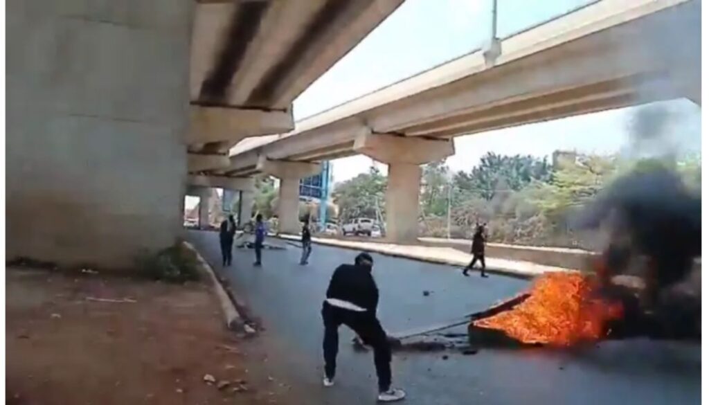 UoN students block roads in Nairobi in protest over lecturers' strike